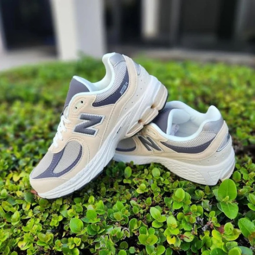 New Balance 2002R